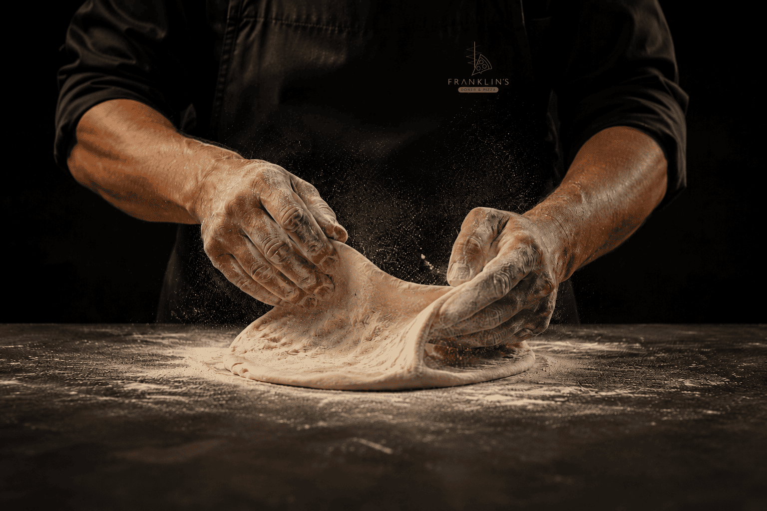 Bäckermeister knetet frischen Teig von Hand in der Backstube von Franklin's Döner & Pizza in Mannheim
